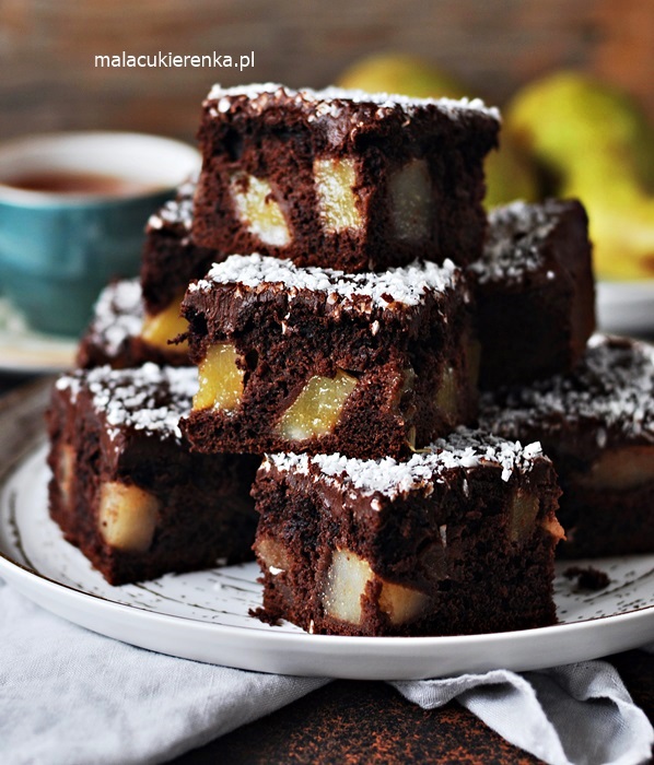 Chocolate Sponge Cake with Pears