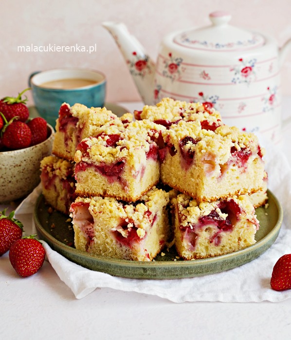 Easy Yoghurt Cake with Strawberries and Crumble