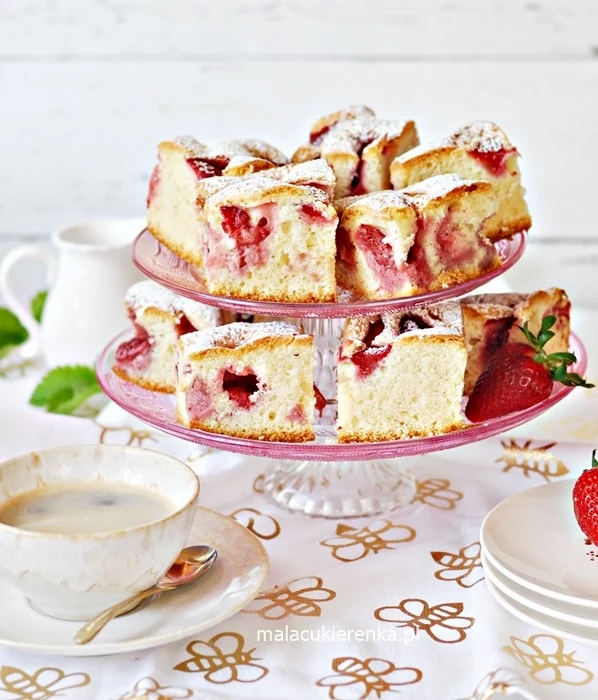 Really Easy Strawberry Cake