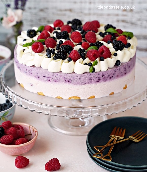 No-bake DELICIOUS SUMMER cake with blueberries and raspberries