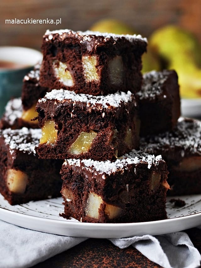 Chocolate Sponge Cake with Pears