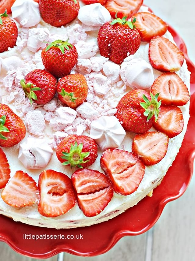 Easy No Bake Strawberry Cheesecake