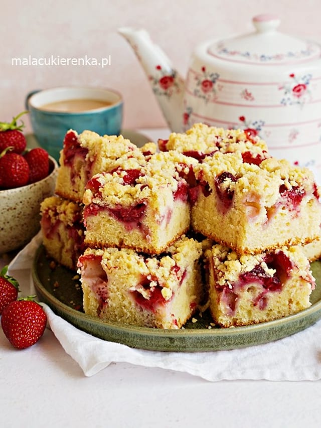 Easy Yoghurt Cake with Strawberries and Crumble