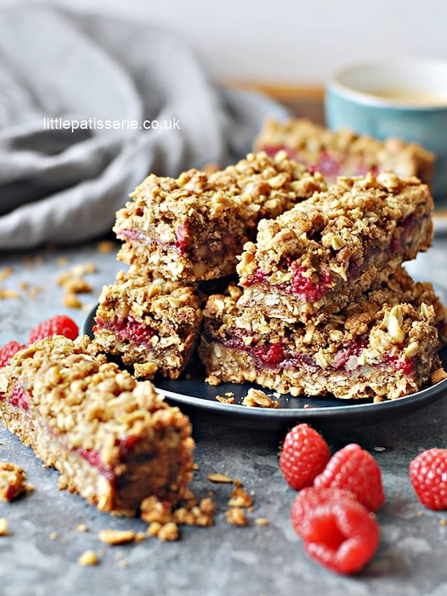Mega Easy Tasty Oat Bars with Raspberries