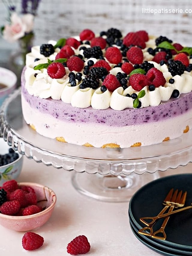 No-bake DELICIOUS SUMMER cake with blueberries and raspberries