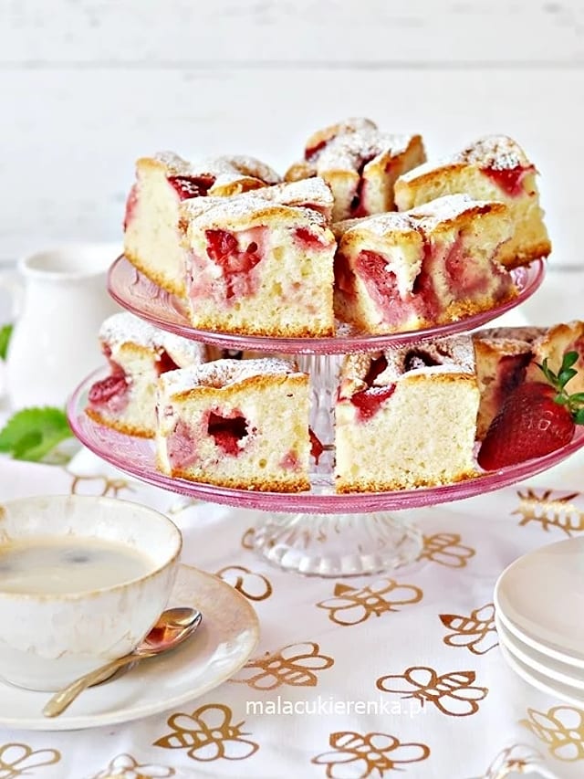 Really Easy Strawberry Cake